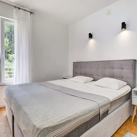 Apartman Dea 4 *